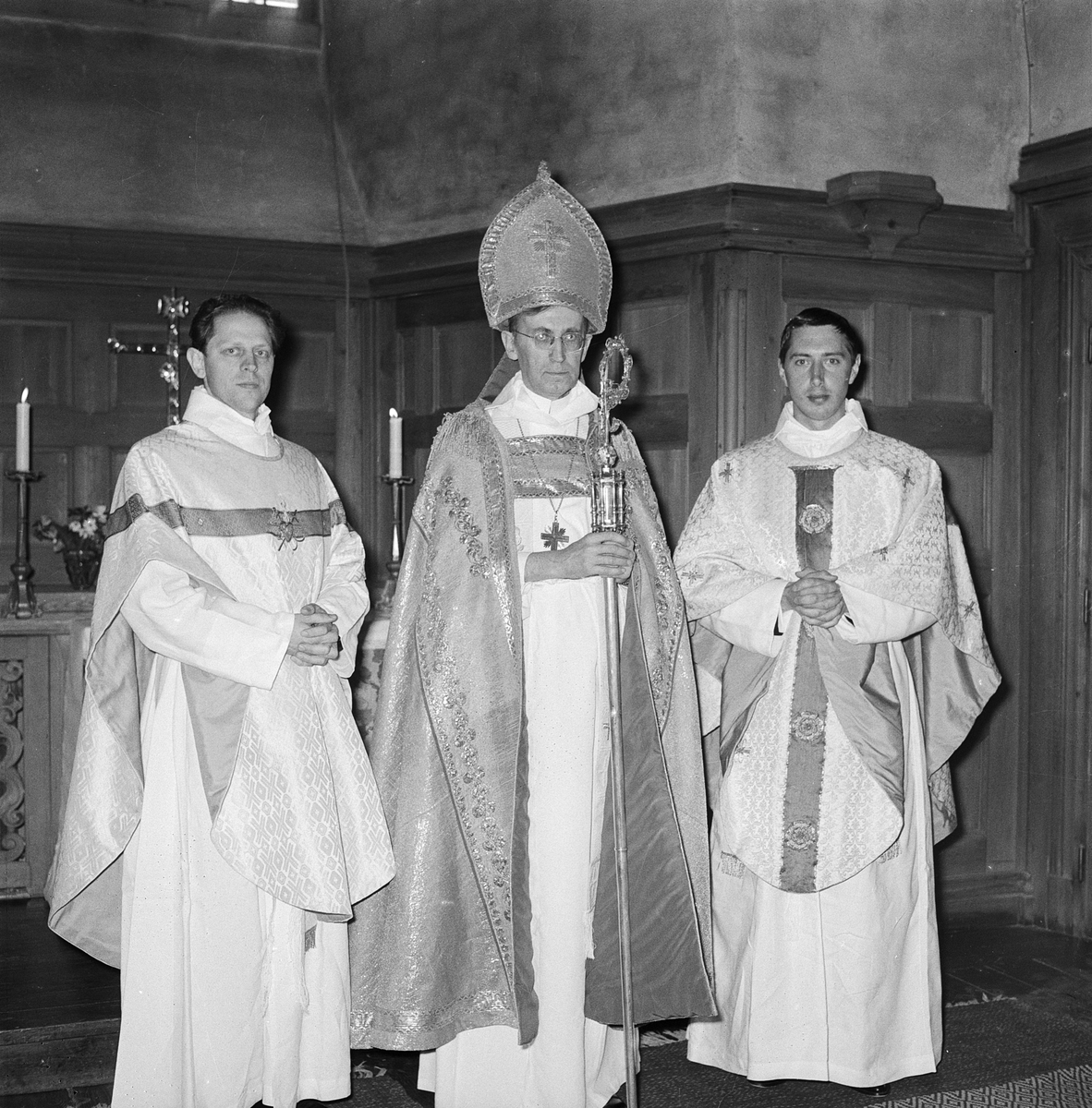 Prästvigning, ärkebiskopen i fullt ornat, Uppsala 1959