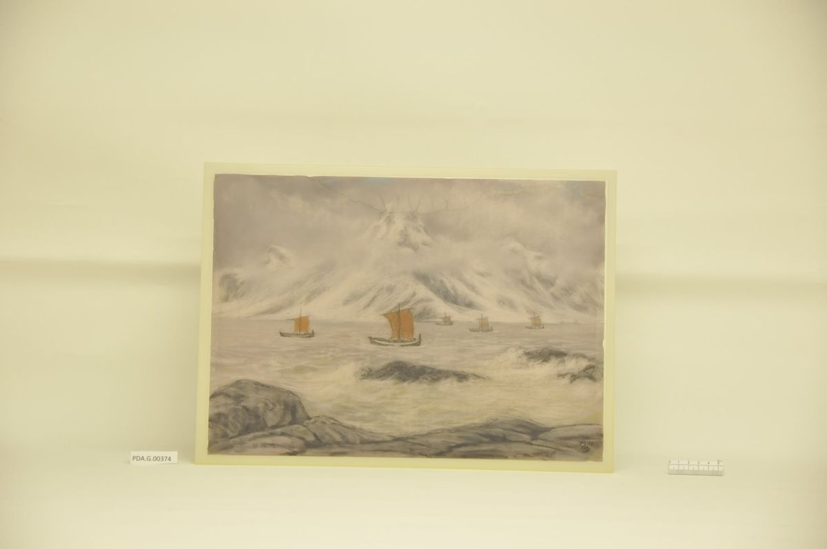 Fem båter med røde seil i et vinterlandskap med høye spisse snødekte fjell i bakgrunnen