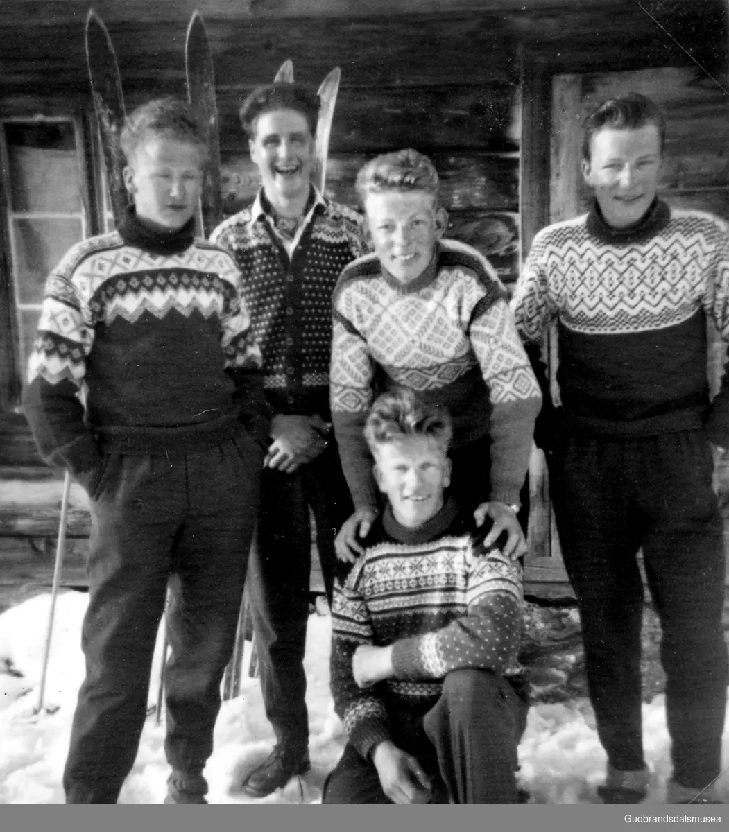 Påske på Nysetra.  
F.v.: Peder Hyrve (f. 1936), Sigvald Åmodt (f. 1939), Ingvar Sperstad (f. 1939), Kristen Håve (f. 1940) og fremst Hans Øiberg (f. 1934)