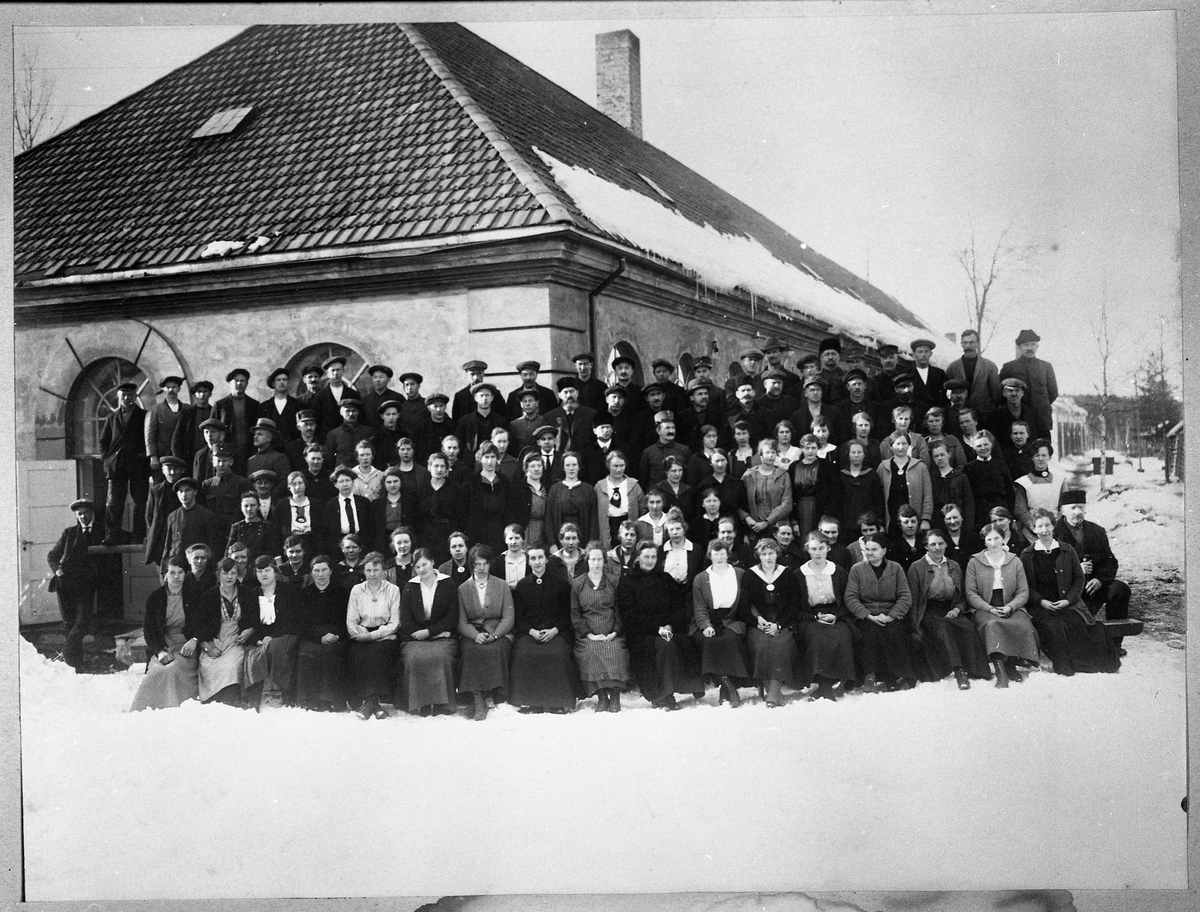 Mer enn 100 personer avbildet foran Laboratoriet ved Raufoss Patronfabrikk mars 1919. Alle er ukjente.