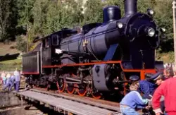 Damplokomotiv 24b nr. 236 med veterantog på svingskiven på R