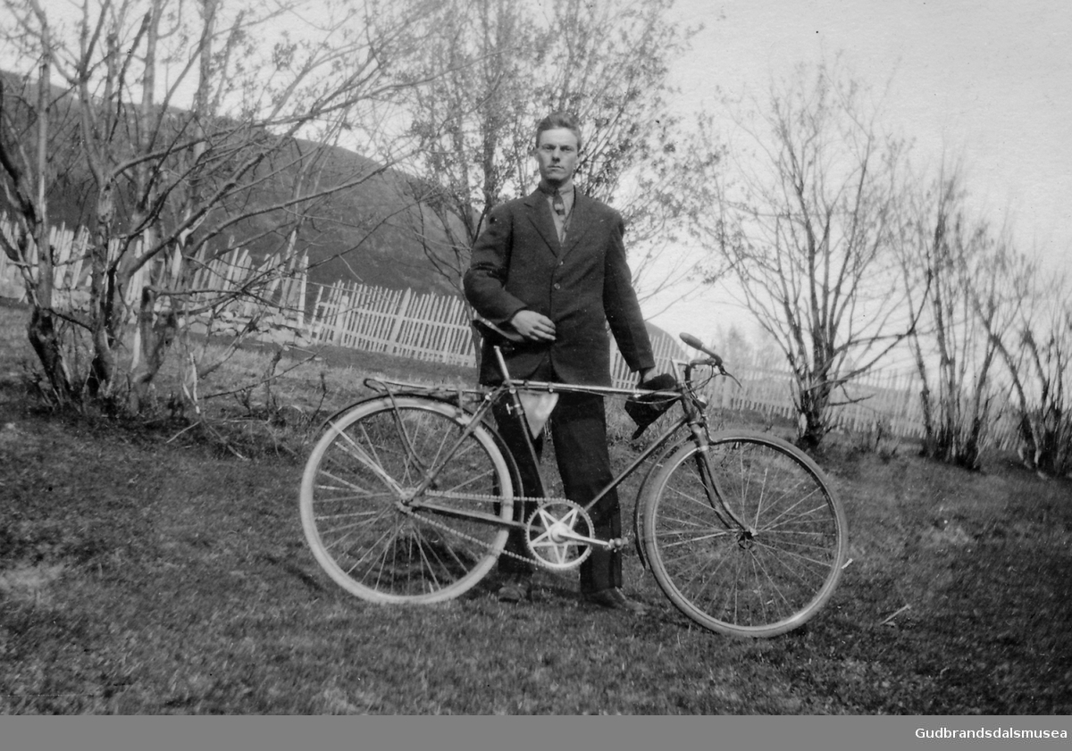 Kristen Guldbakke (f. 1897) med sykkel