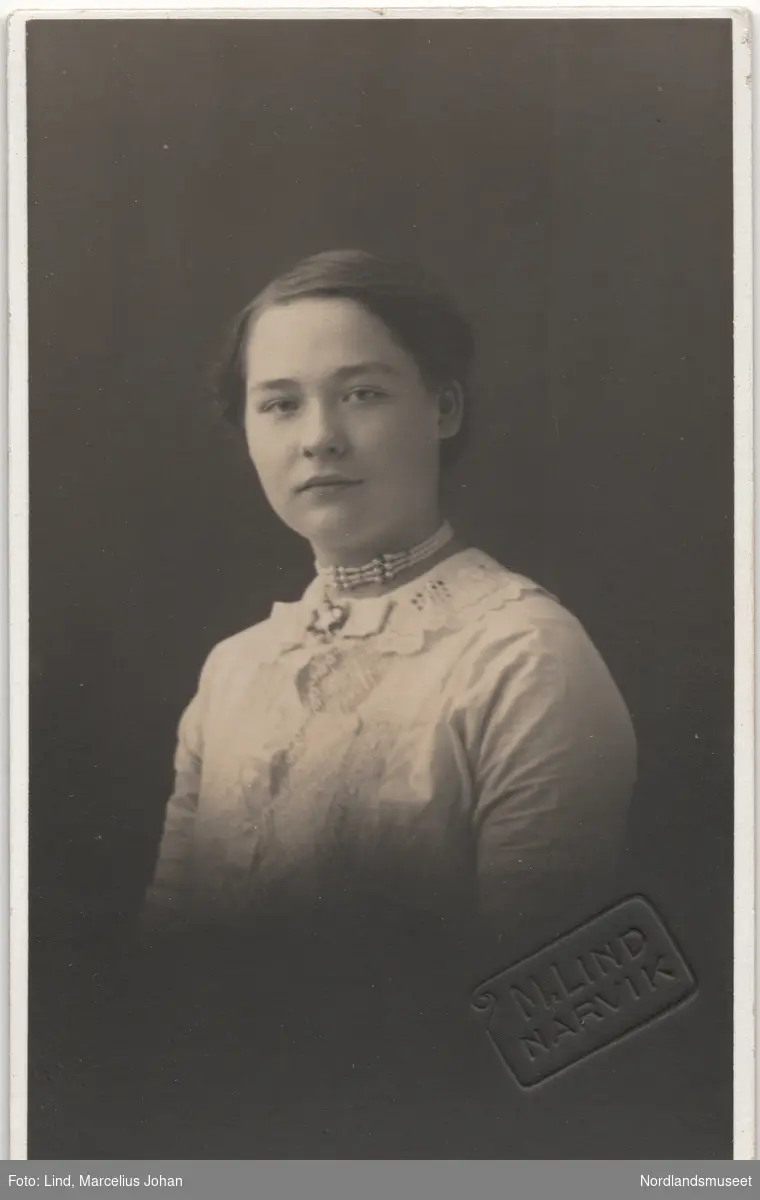 Portrett av en ung kvinne. Mathilde Martnes, f. 1894, 19 år gammel, fra Skånland.