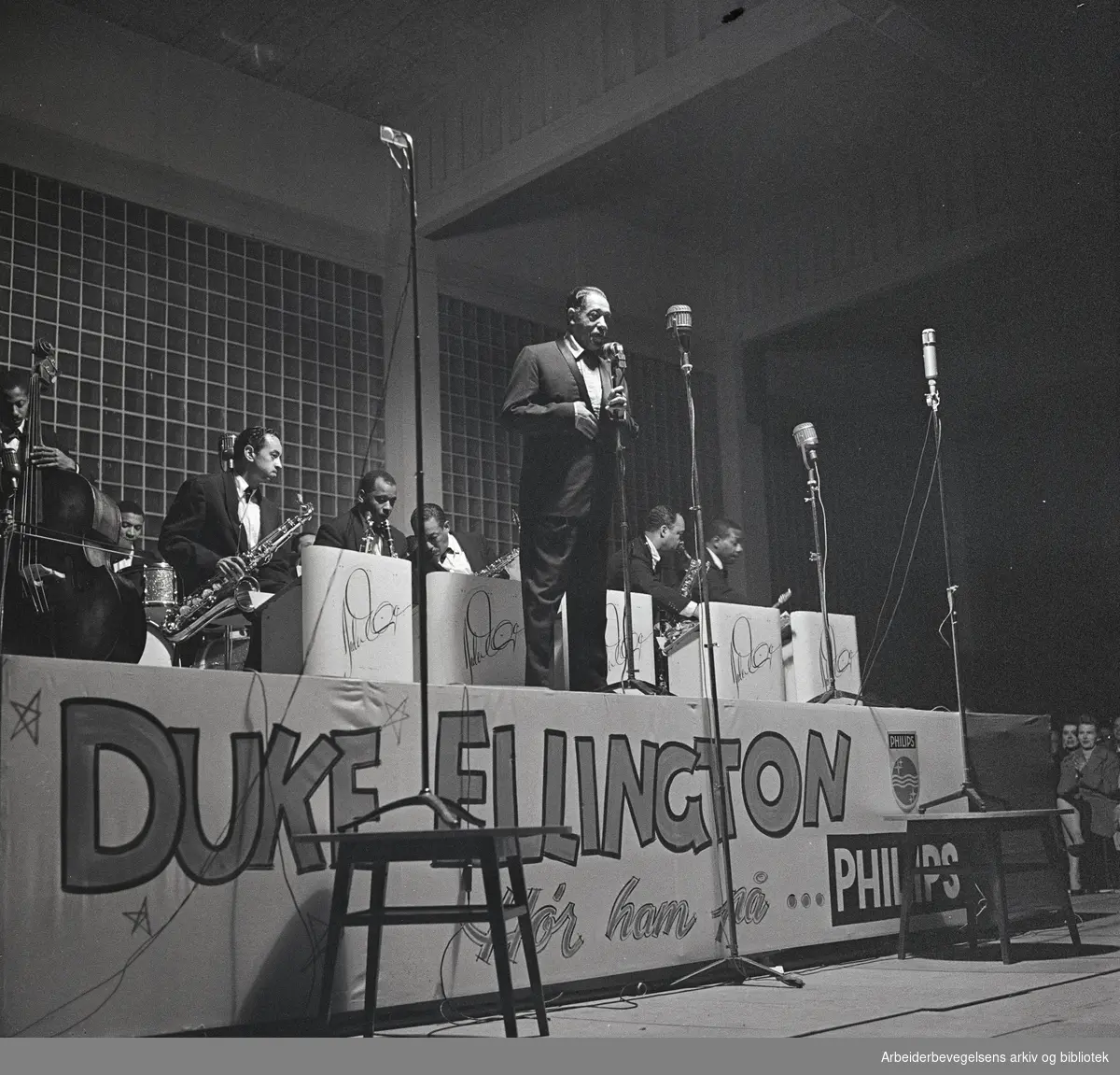 Den amerikanske jazzmusikeren Duke Ellington med orkeste spiller i Nordstrandhallen i Oslo, 5. november 1958.