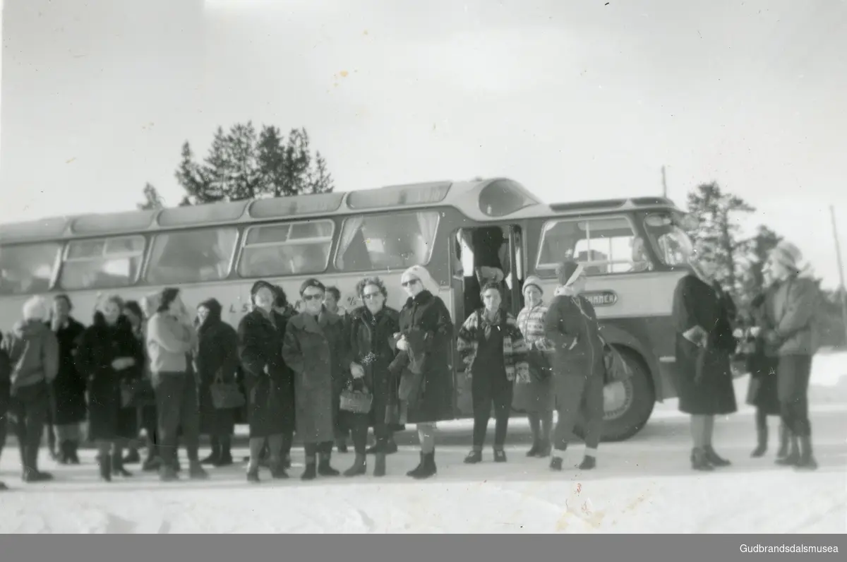 Busstur for nordherdinger?
Buss fra Biri Bilselskap, ny i 1962

Innlånt album fra Knut Raastad, Sande (Nordherad), Vågå. Første eier; Reidun Snerle g. Raastad 1933-2006