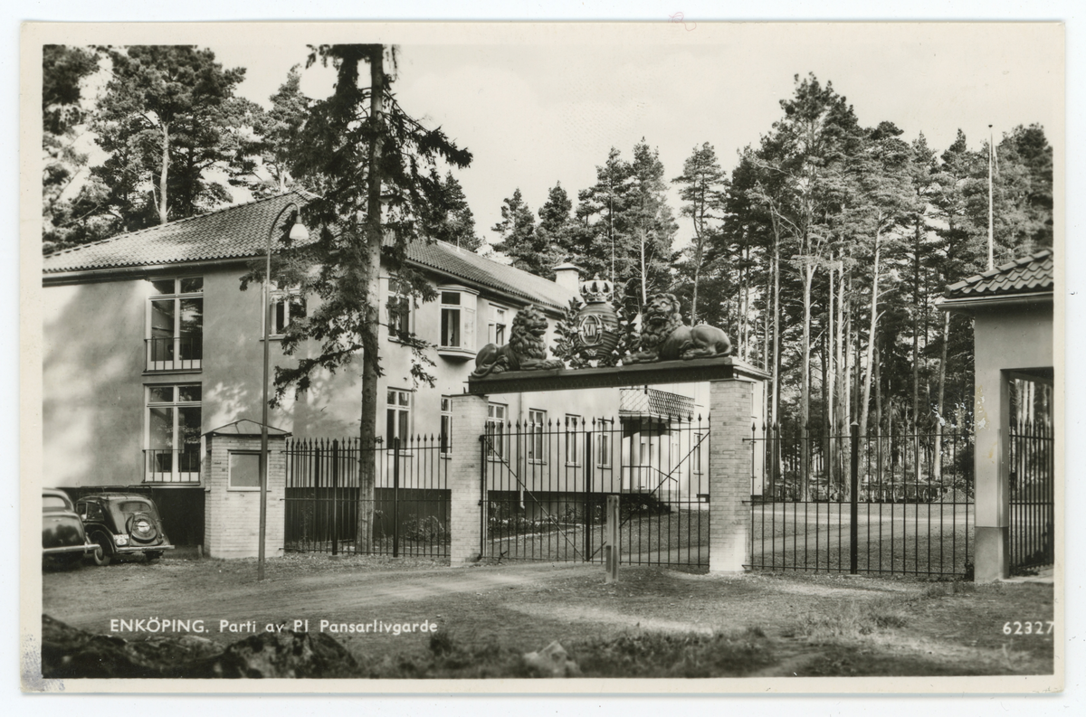 Vykort med motiv av P1, Göta livgarde, Enköping. Vykortet har en mycket otydlig poststämpel. Men vi vet att 10- öresfrimärken användes från och med Januari 1948 och P1 sattes upp i Enköping den 1/4-1944 så torde bilden vara fotograferad mellan 1945 och 1947.