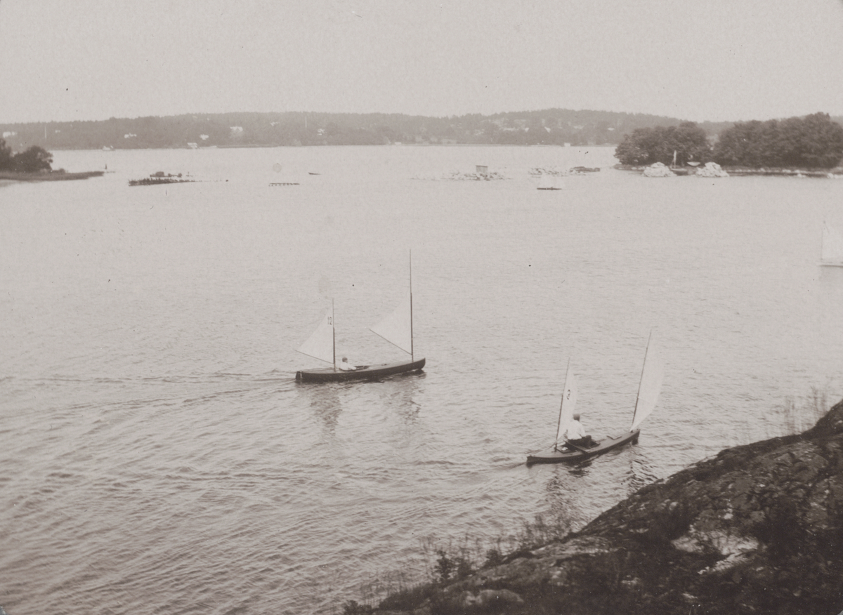 Två segelkanoter på Saltsjön.