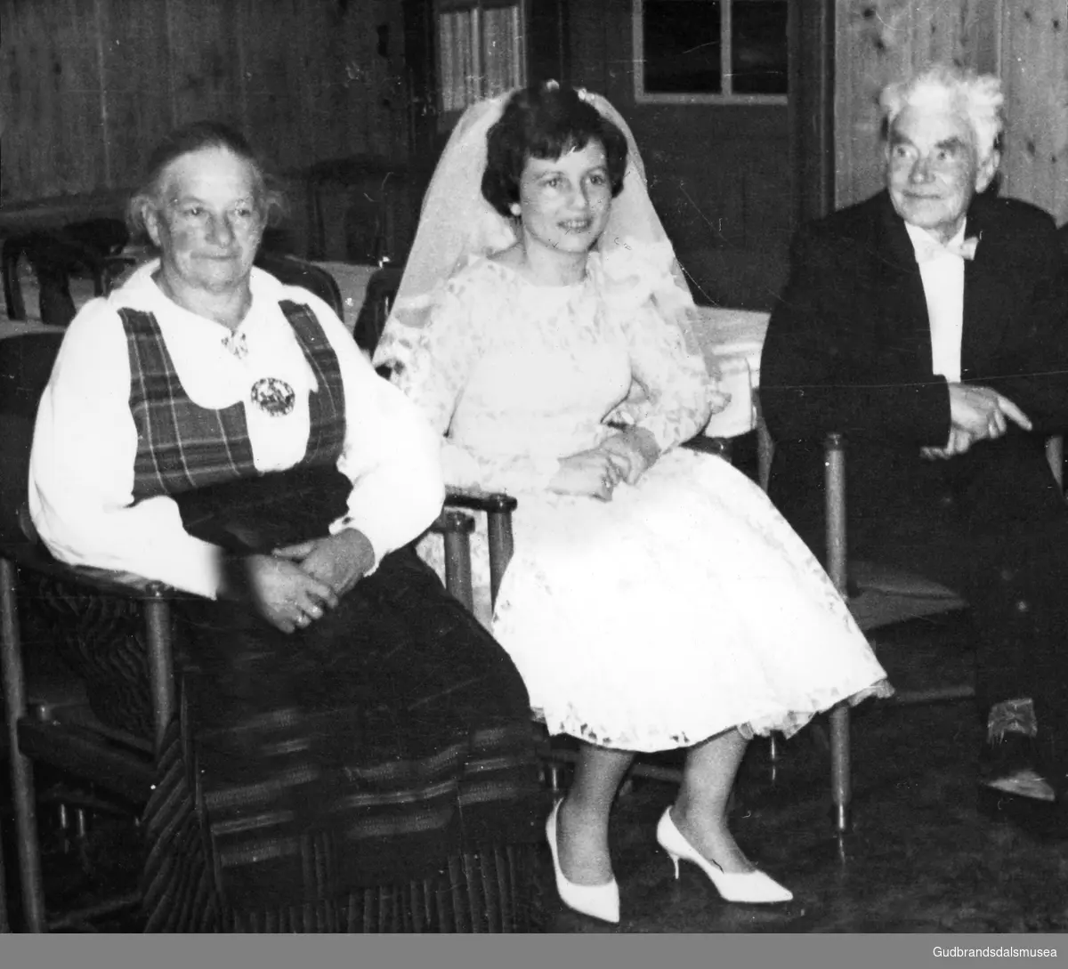 I bryllaupet til Sigrid Mork.   
F.v.: Tina Mork (f. 1900), Sigrid Botten (f. Mork 1940), Rasmus Mork (f. 1896)