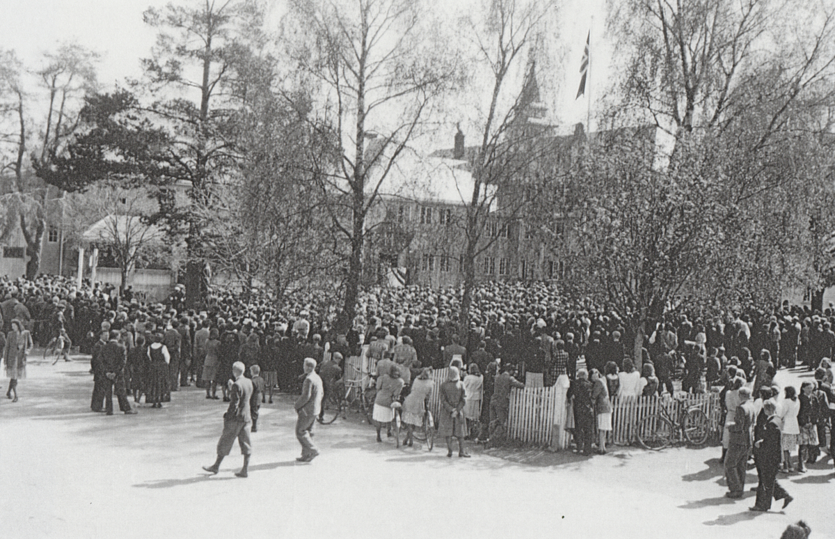 Frå fredsfeiringa våren 1945 utanfor Fagernes Hotell.