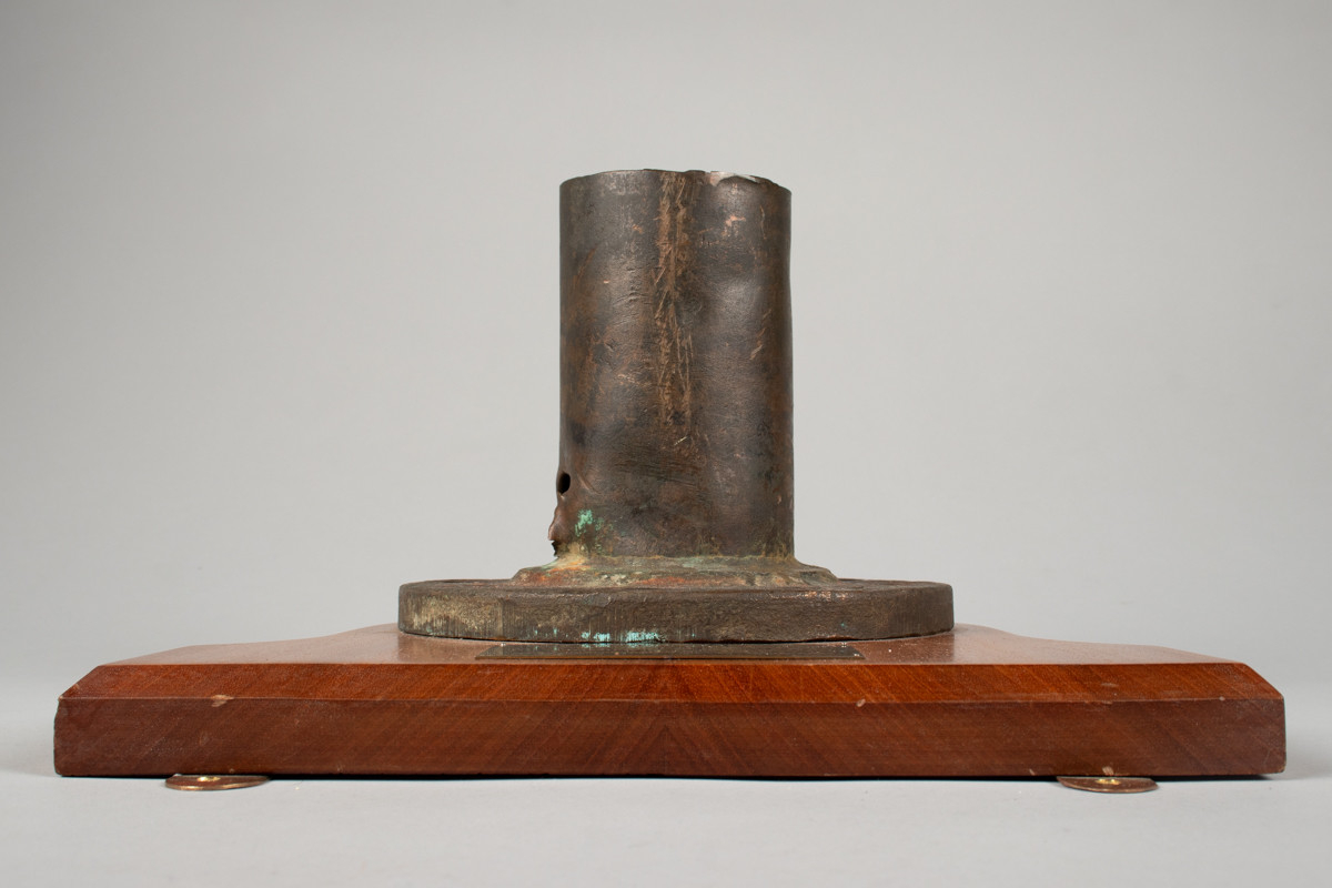 Metallrør montert på treplate med plakk i messing. Ventil som forårsaket skipsforliset til MS Midnatsol (1949).