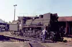 Damplokomotiv type 26c nr. 434 på svingskiven ved lokomotivs
