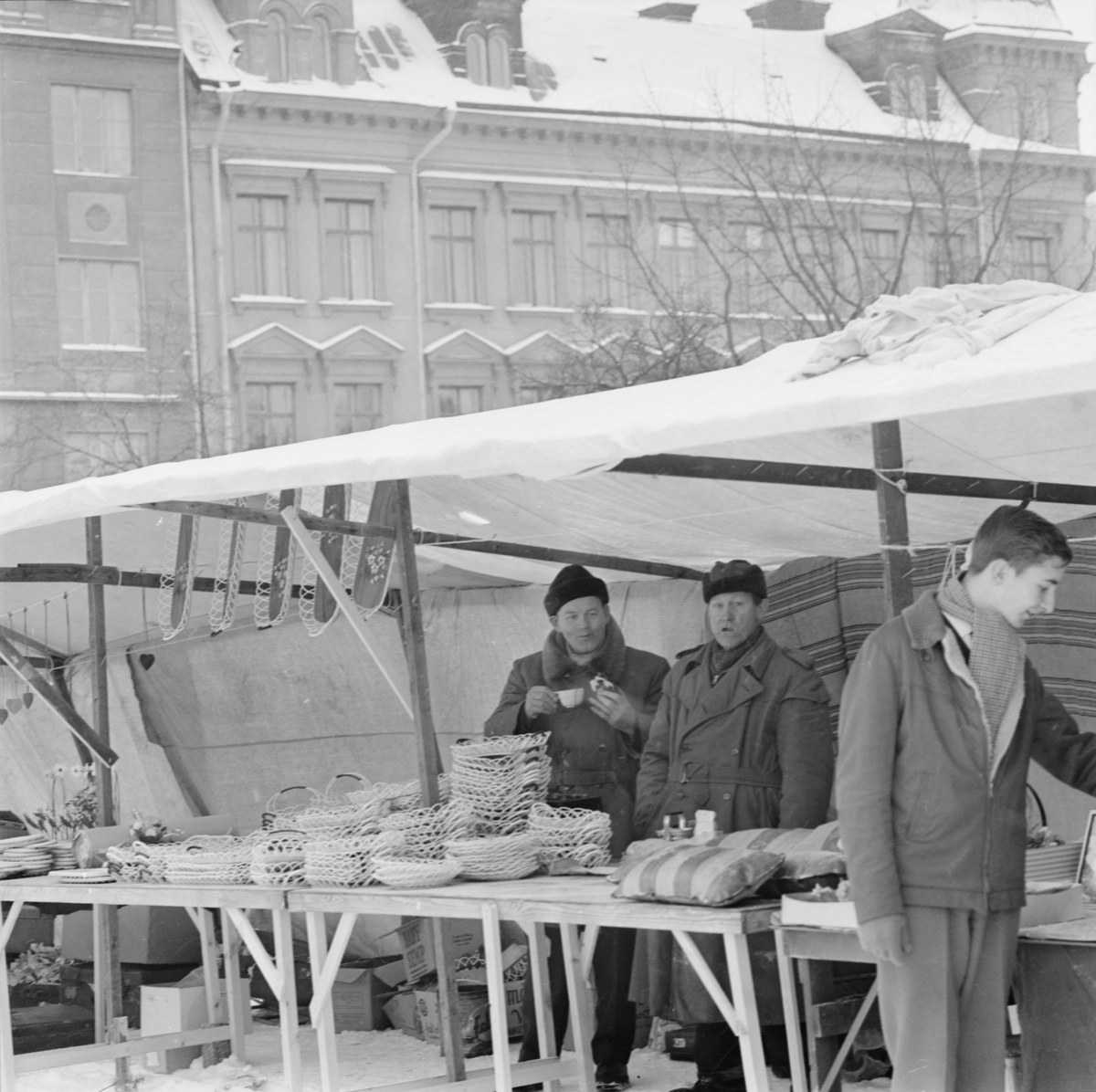 Distingsmarknad, korgförsäljning på Vaksala torg, Uppsala februari 1963