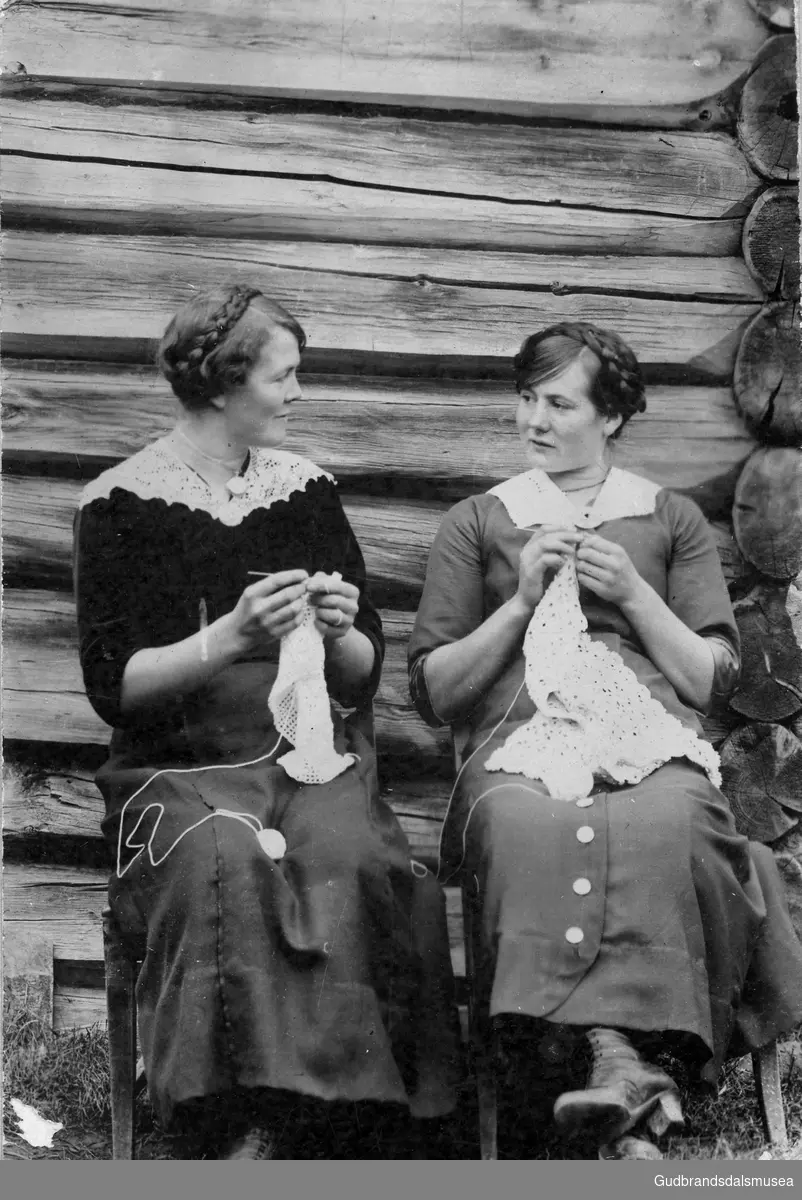 F.v.: Hanna Visdal og Elise Visdal (f. 1895 g. Hagen) med hekling