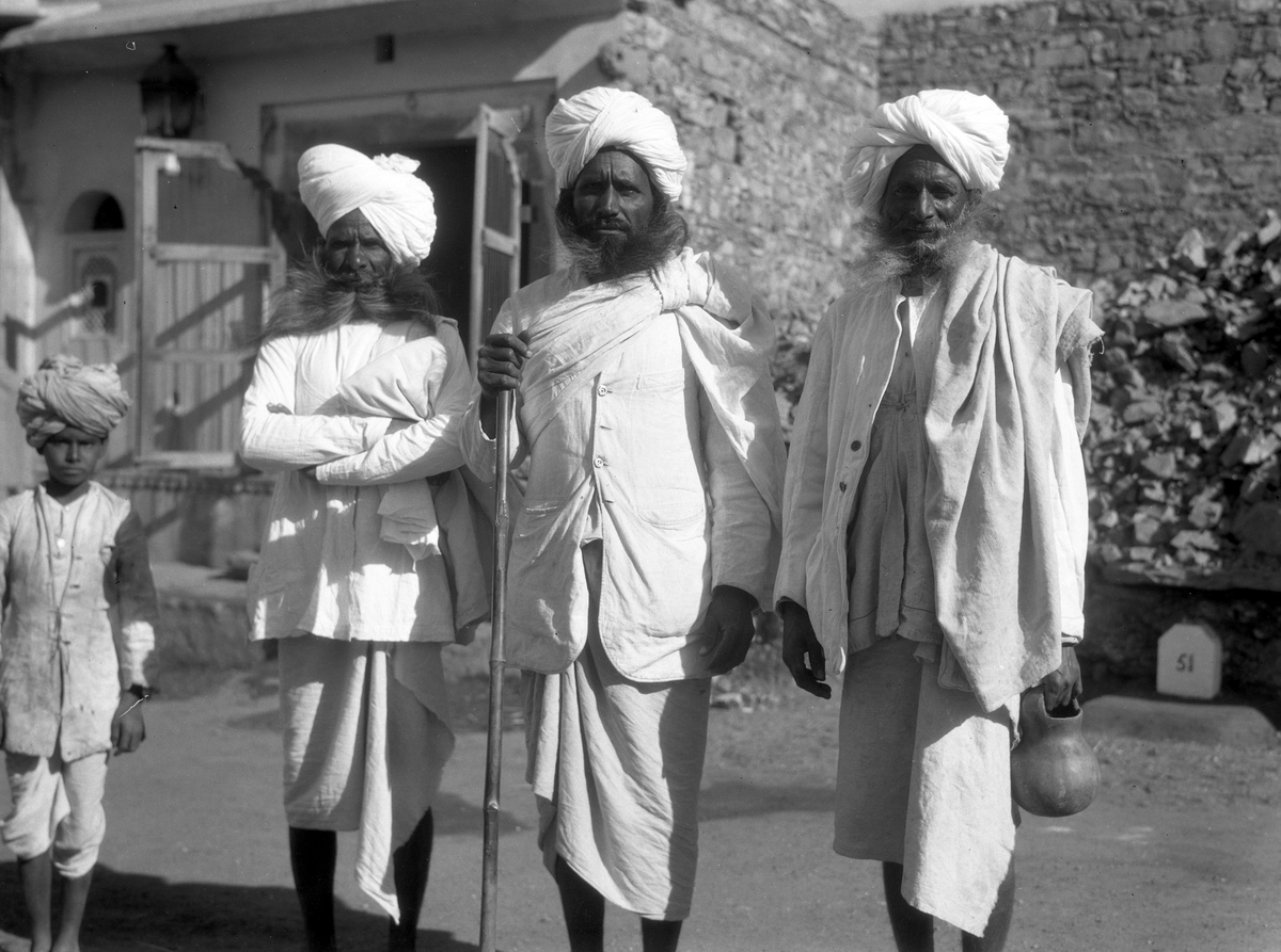 Tre pillgrimer fra Rajputana besøker Kumbakonams hellige dam. Fotografi tatt i forbindelse med Elisabeth Meyers reise til India 1932-33.