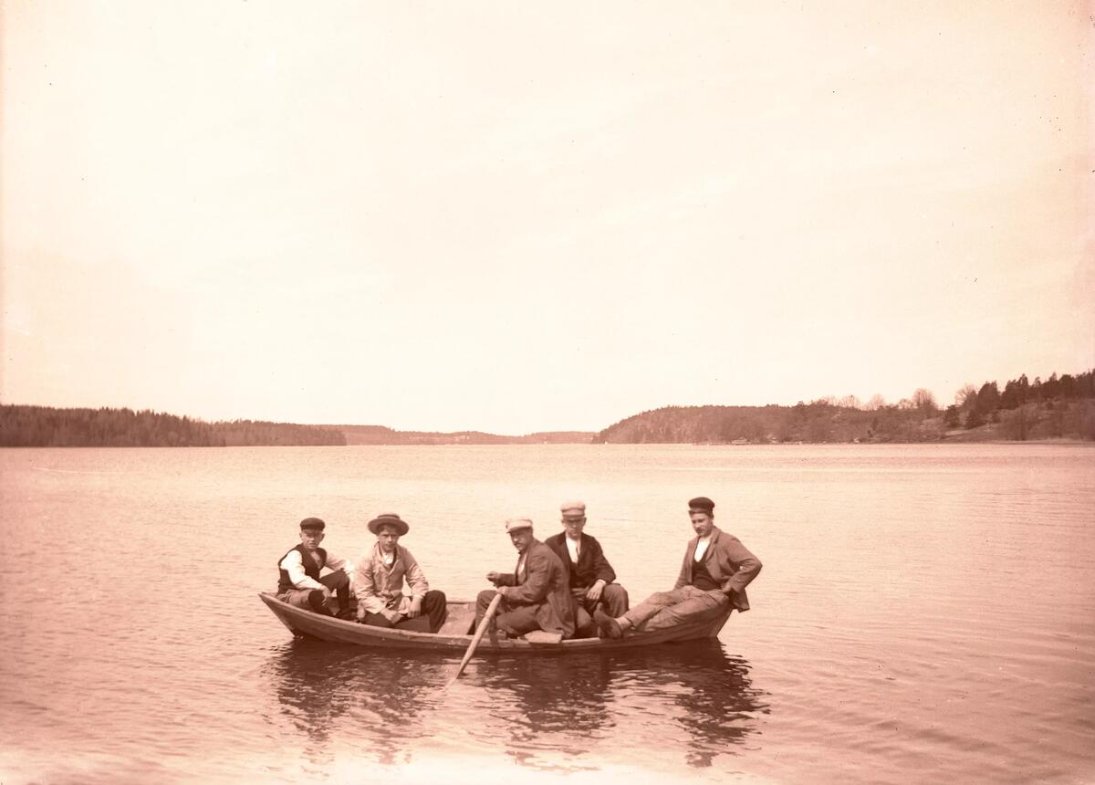"På Edsviken i Wigreus lilla båt då vi målat segelbåten. Våren 1902."
Fotot troligen taget av Axel Pehrson som hade sommarställe vid Sjöstugan, Sätra äng, Danderyd.
