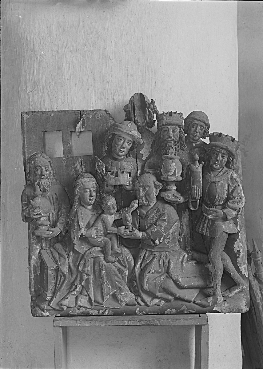 Träskulpturer i Romfartuna kyrka.