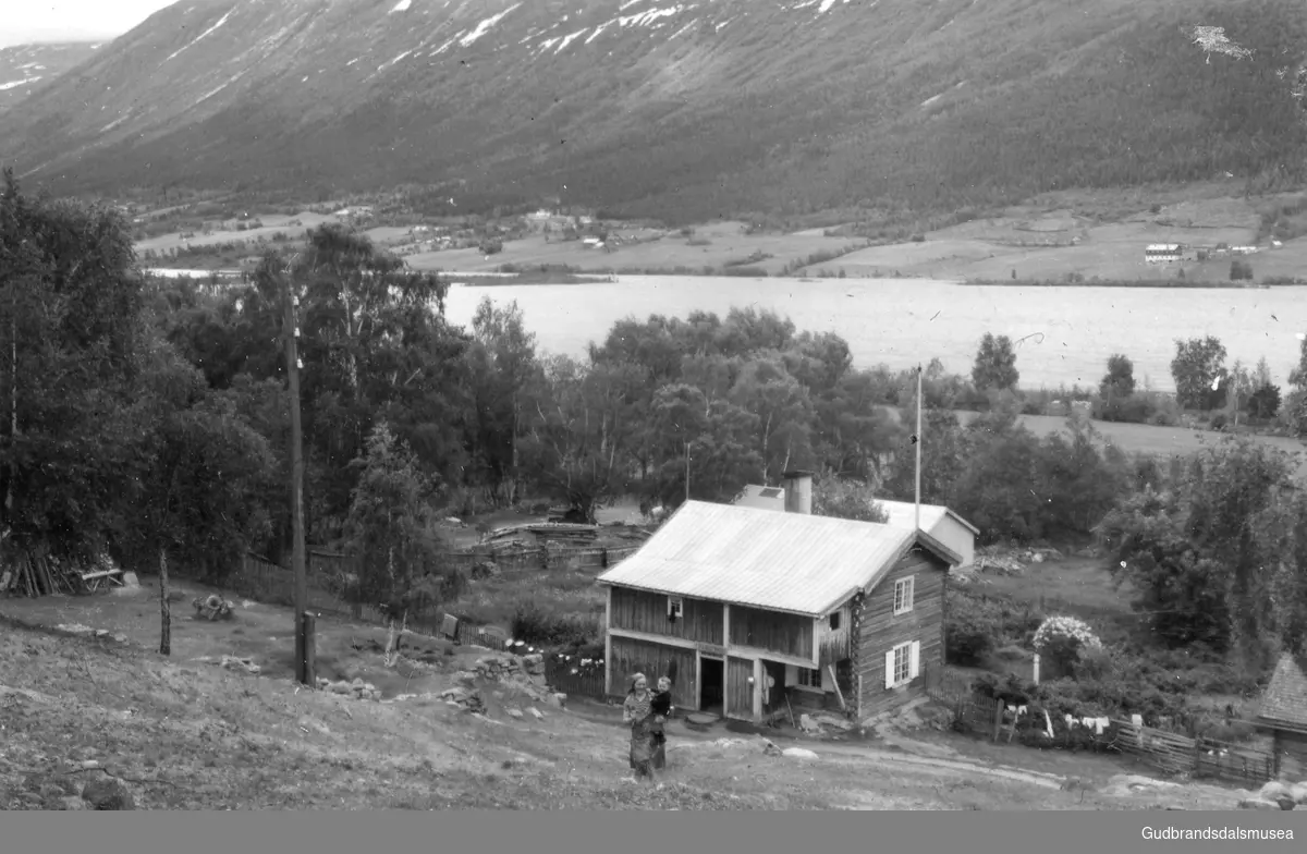 Øygarden frå nord.
Olaug Øygard (f. Kjeka 1925) med ein av sønene