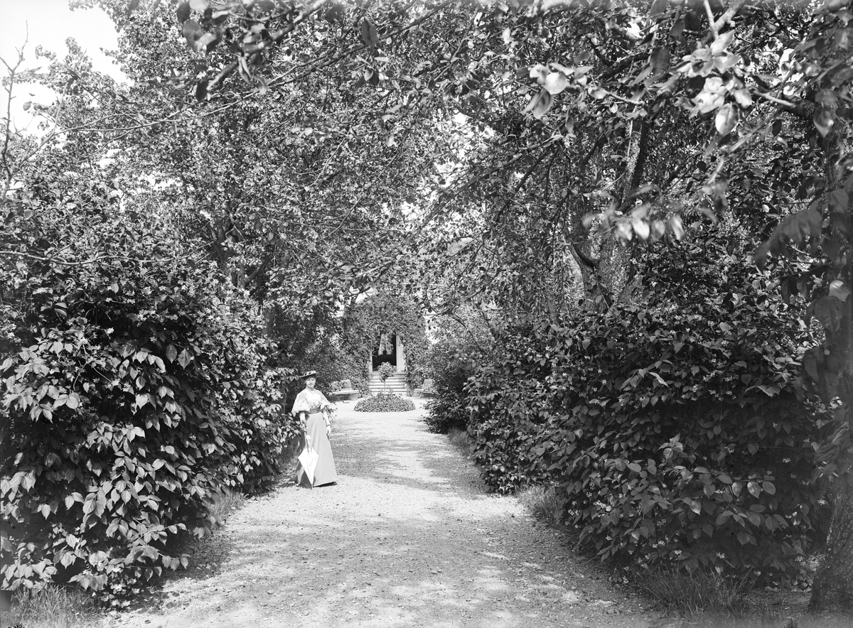 Okänd kvinna poserar i Wallenbergska trädgården i Linköping.