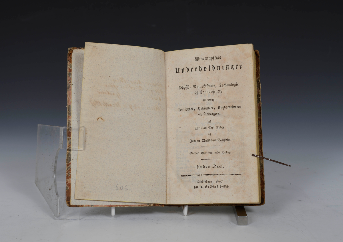 Prot: "Almeennyttige underholdninger i Physik, Naturhistorie, Technologie og Landvæsen II" av Andre & Bechstein. Kjøbenhavn 1797. 6 bl. + 442 s. 8 vo. Indb.