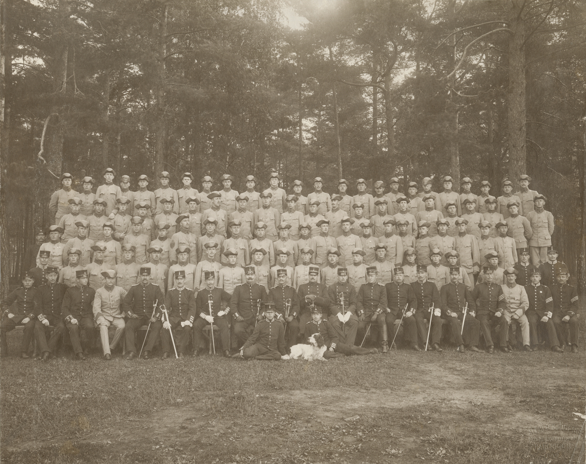 Text i fotoalbum: "2. officersvolontärkompaniet, Karlsborg 1907."
