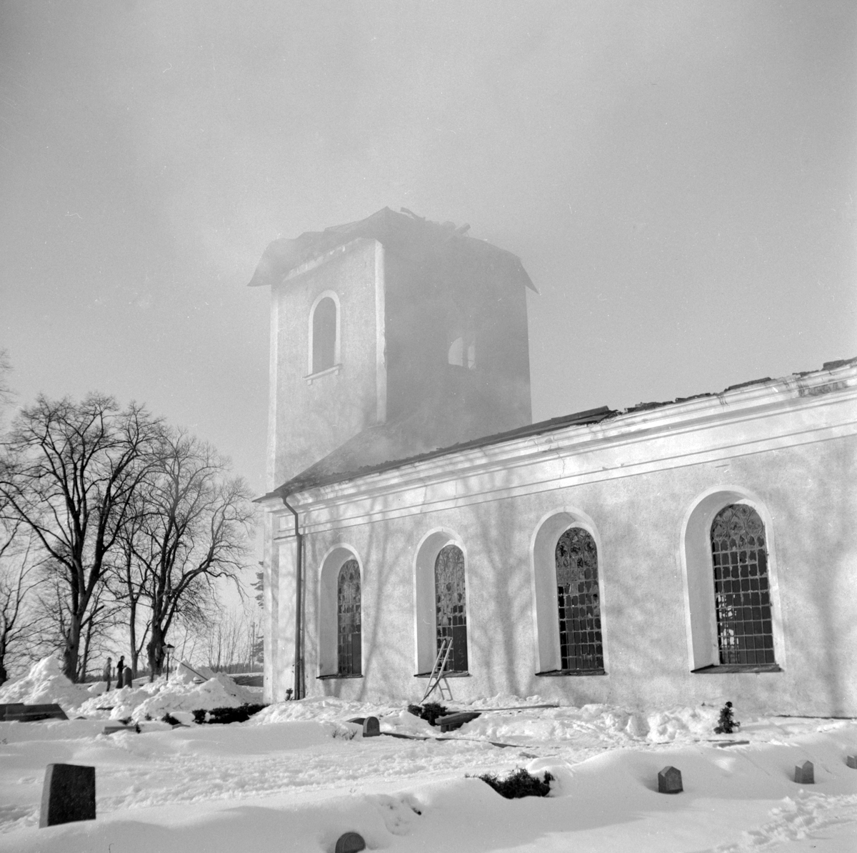 Den 2 mars 1977 utbröt brand i Västra Husby kyrka och efter avslutat släckningsarbete återstod endast de svartbrända murarna. En lycka i sammanhanget var att en stor del av kyrkans lösa inventarier var borttagna inför planerad kyrkorestaurering.