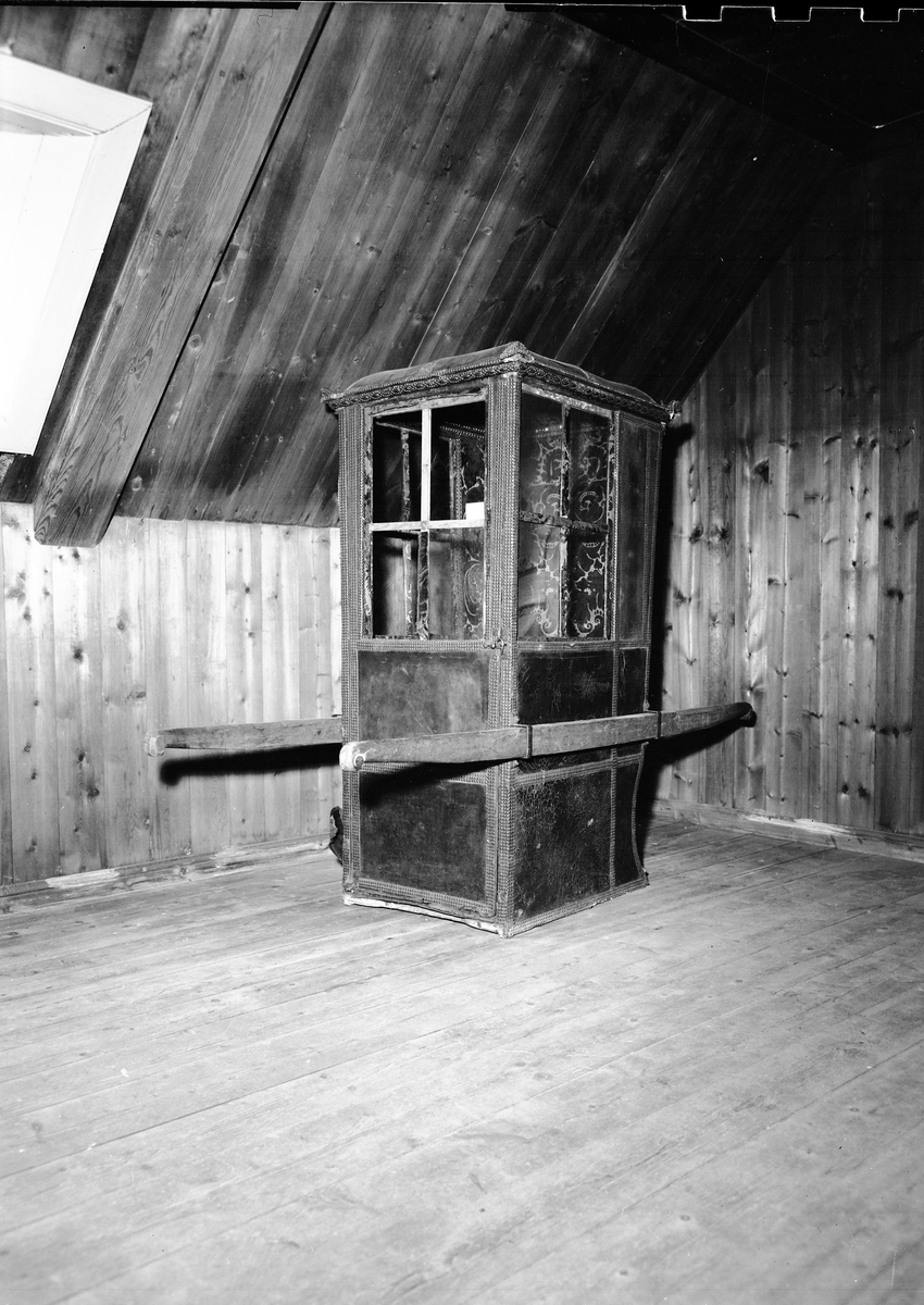 Bærestolen står i annen etasje på hovedhuset på Berg.18.06.1955