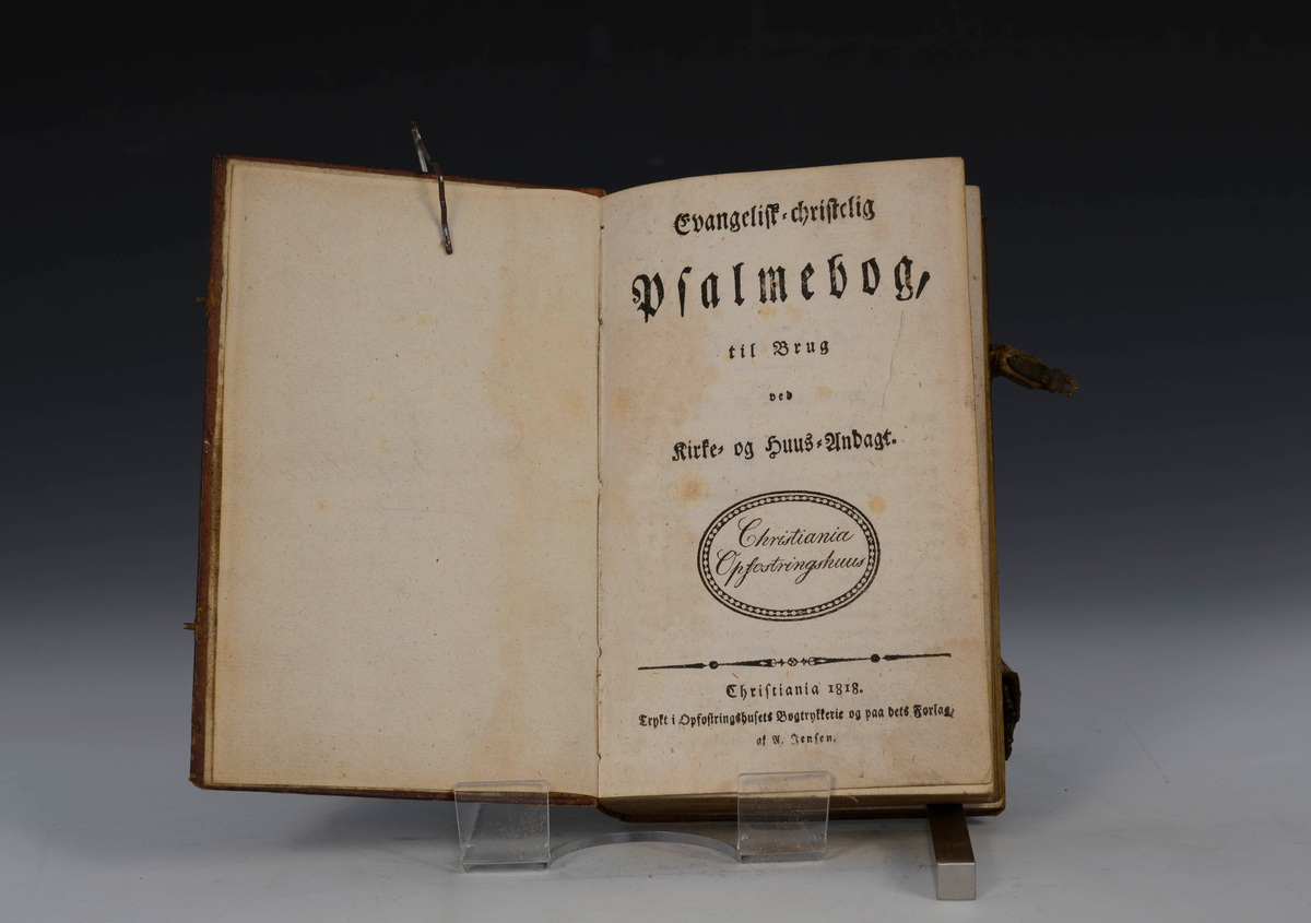 Prot: "Evangelisk-Christelig Psalmebog". Chr.a. 1818. VI. + 376 + 138 s. 8 vo. -Paa fyrste forsats skrivi: L. R. Bärnholdt.