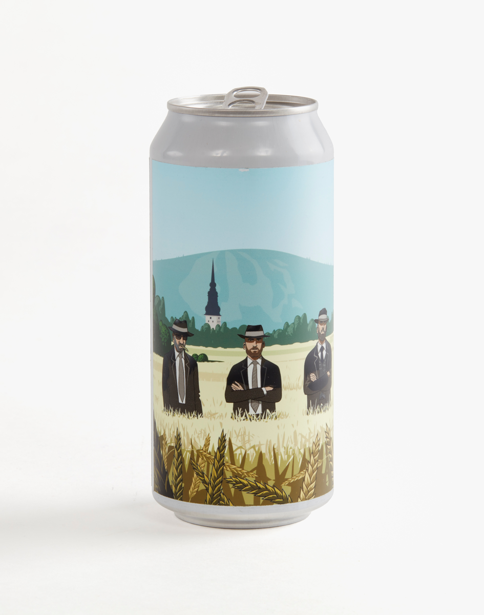Aluminiumburk för öl, 50 cl. Har innehållit "Weiss guys" veteöl tillverkad av 5-mans bryggeri i Borlänge kommun. På burken ses fem kostymklädda män i ett vetefält framför Stora Tuna kyrka.