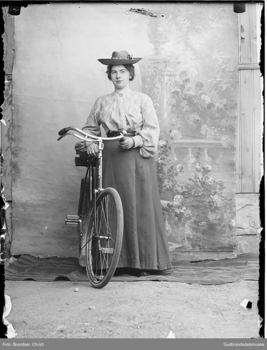 Ukjend kvinne med sykkel