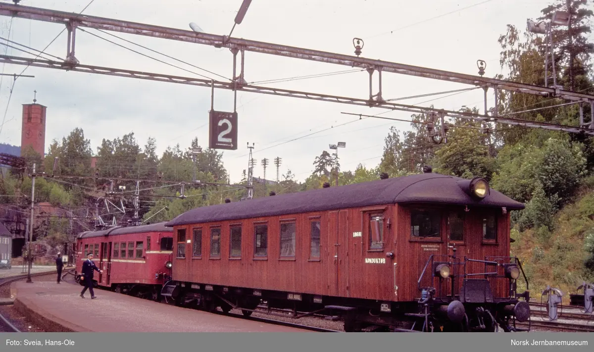Styrevogn BFS65 18681 og elektrisk motorvogn BM 65 19 med persontog, tog 2174, på Notodden stasjon