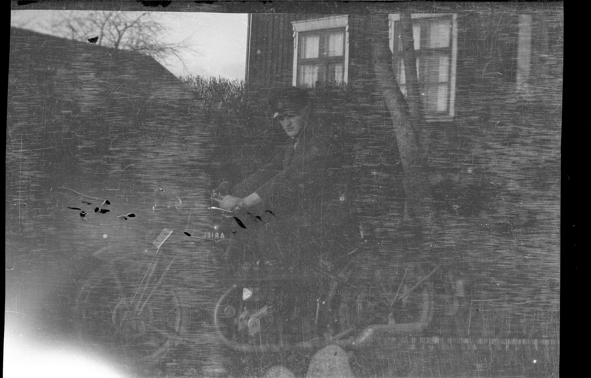 [förmodligen] Harald Sundling på motorcykel framför hus.