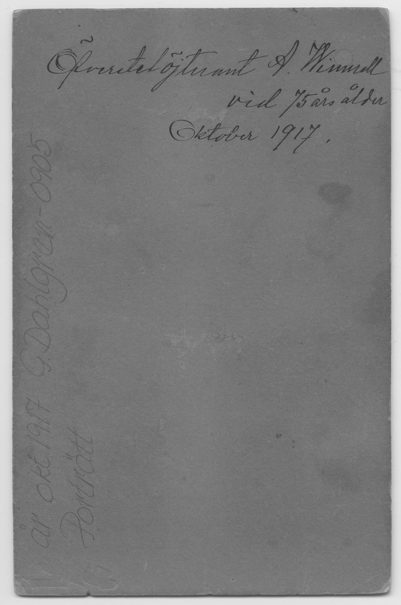 ”På kuvertet står följande information sammanställd vid museets första genomgång av materialet: år 1917
Överstelöjtnant A.Wi ? Porträtt
(Tagit i Säffle).

Överstelötnant A. Winnell
vid 75års ålder. 
Oktober 1917.
