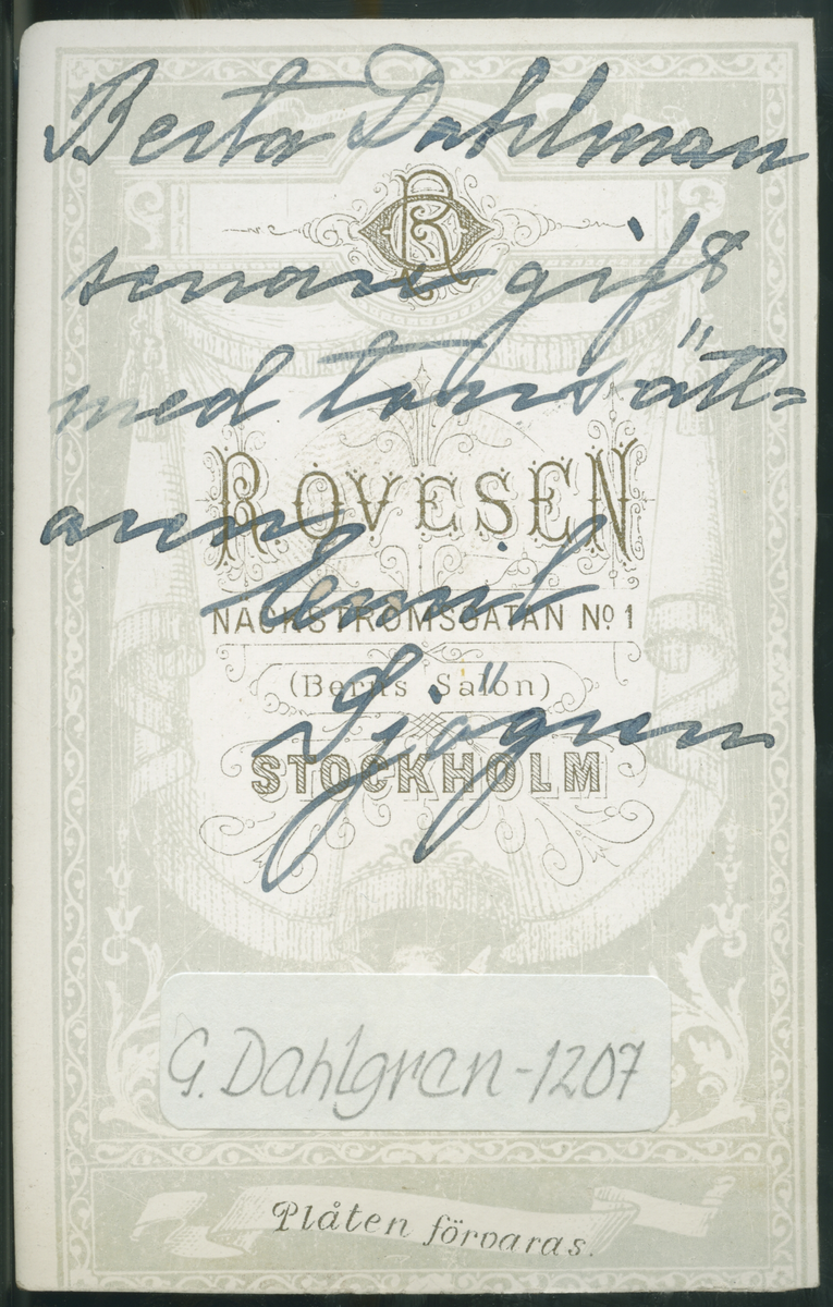 På kuvertet står följande information sammanställd vid museets första genomgång av materialet: Berta Dahlman senare gift med tonsättaren Emil Sjögren. 
Stockholm