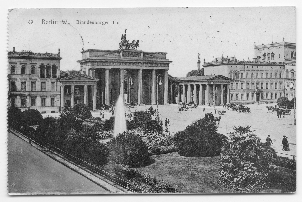 På kuvertet står följande information sammanställd vid museets första genomgång av materialet: Brandenburger Tor.
