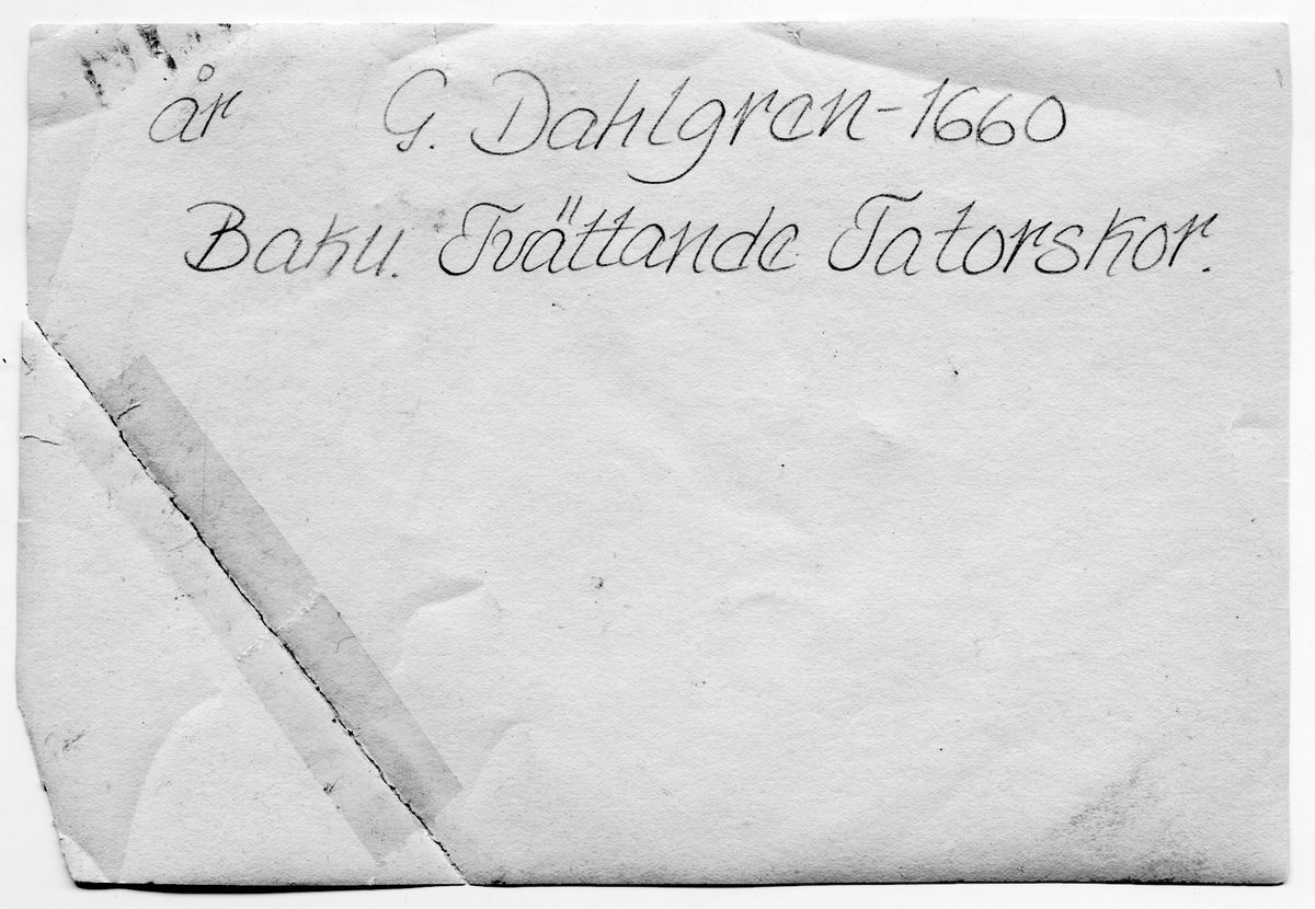 På kuvertet står följande information sammanställd vid museets första genomgång av materialet: Baku. Tvättande Tatorskor.