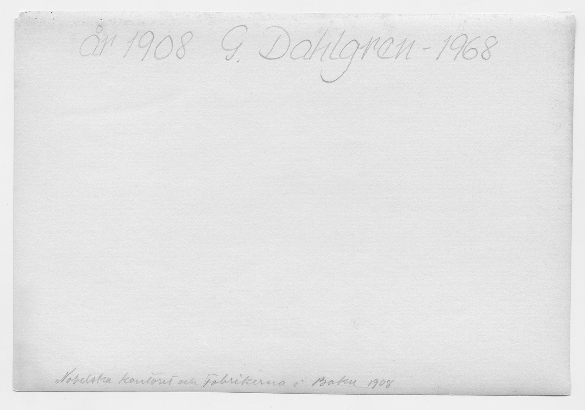 På kuvertet står följande information sammanställd vid museets första genomgång av materialet: Baku. Nobelska Kontoret och
Fabrikerna (Balachany)
I slutet av 1800-talet läggs grunden till jättelika
föret. Naflabolaget. Bröderna Nobel
Huvudkontoret ligger i st. Petersburg