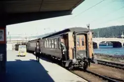 Persontog fra Oslo V til Hønefoss, tog 541, på Drammen stasj