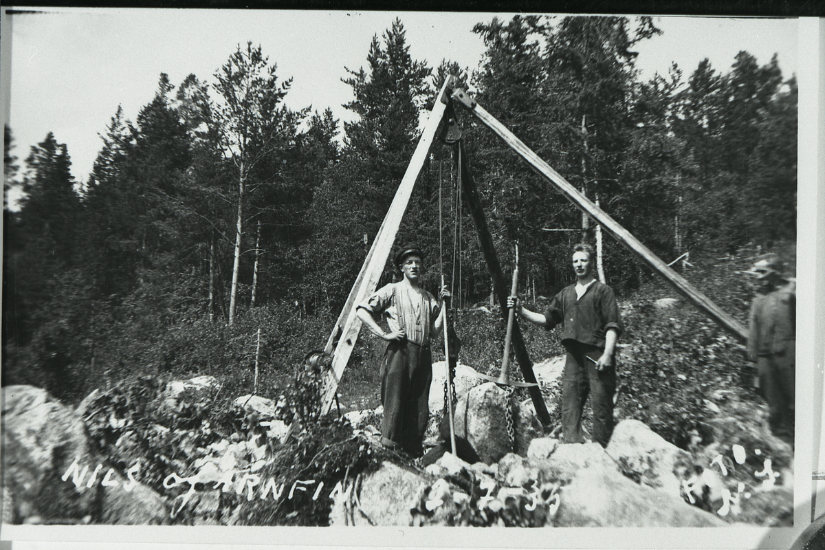 Gruppe,stubbebrytar,hakke,skjorte og bukse.
Åker-brøting i Øli-berget
frå v.Nils Svingen,Anfin Heimli og Ola Berget
bilete er tatt 12.07.1935