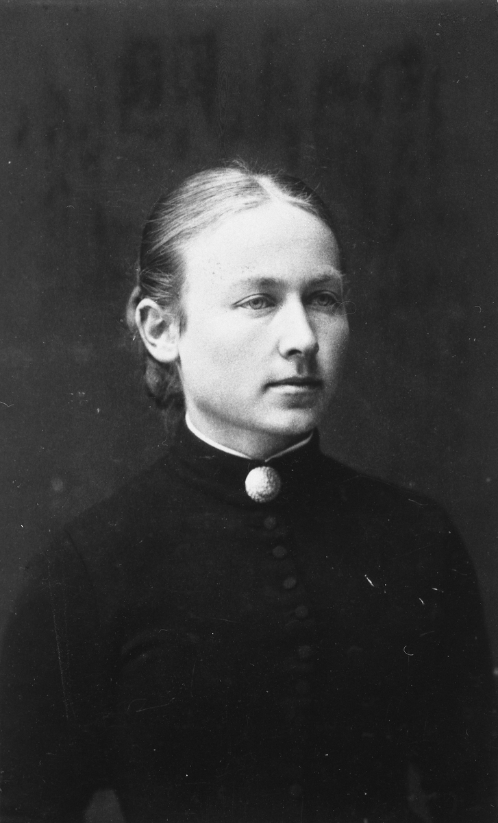 Portrett av Jensine Sofie Heitmann, f.1863 i Nordfjord. Hun døde ugift i Tromsø i 1944. Hun var yngste datter av Jens Christian Heitmann og Kirsten Aas Sparbo.