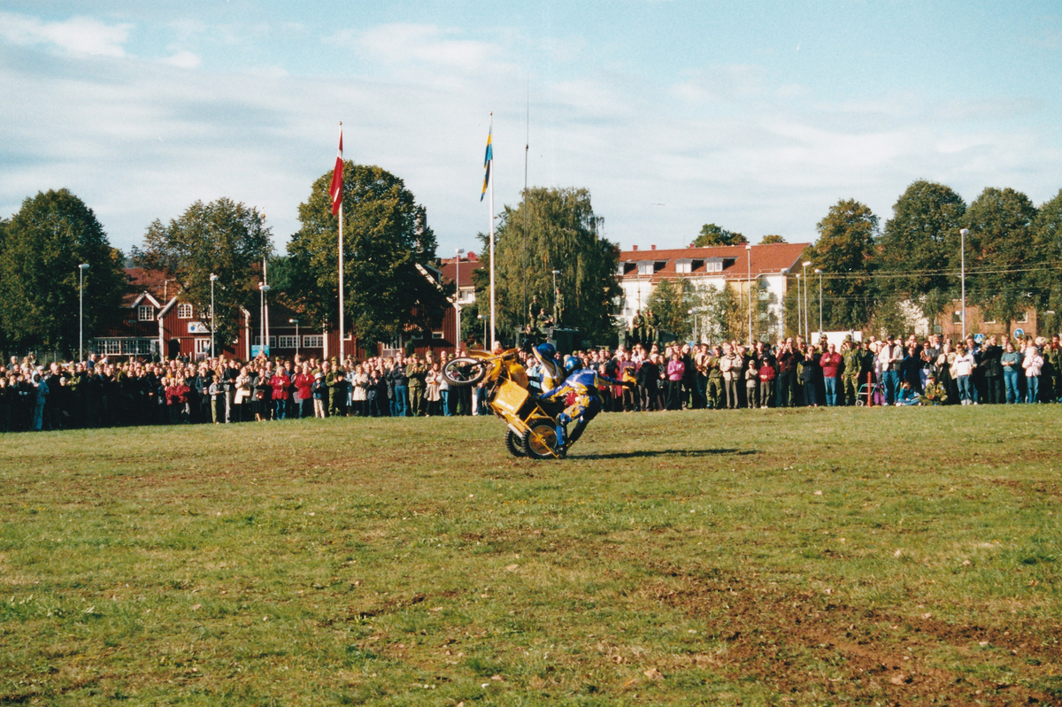 Arméns Lejon har uppvisning på Heden. Regementets dag vid Göta Trängregemente i september 2001.