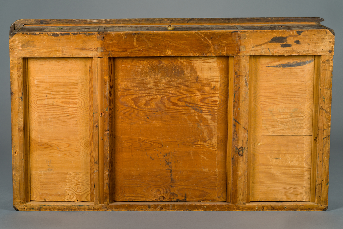 Skrivbord (utan ben) tillverkat att trä från Riksäpplet 1871 av ek från Riksäpplet bärgat 1869. En låda i fronten med inklistrad A4 med redogörelse för ursprunget. Se avskrift i länkad pdf.