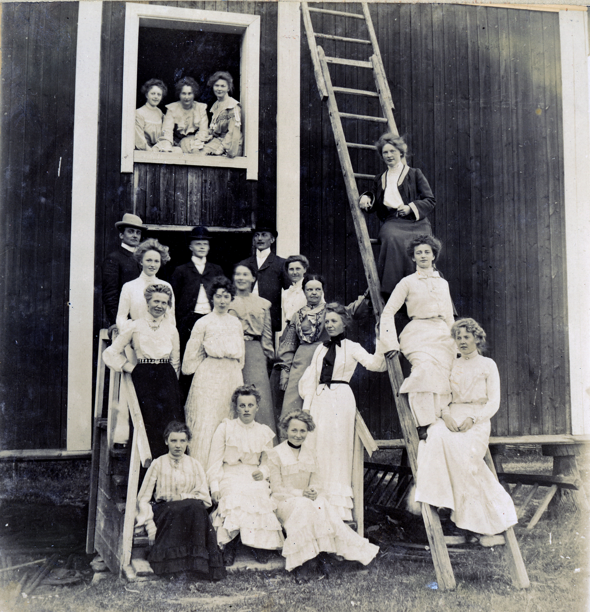 Gruppebilde, kvinner og menn i prestegaarden  påHov, Kongsvinger 1904.
Bilde er fra fotoalbum GM.036887.