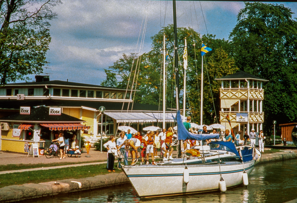 Kanalkrogen i Berg med tillhörande glasskiosk. Man ser en båt på Göta kanal, redo att slussas vidare vid Bergs slussar.

Bilder från staden Linköping digitaliserade från diapositiv. Bilderna är från 1970-1990-talet.