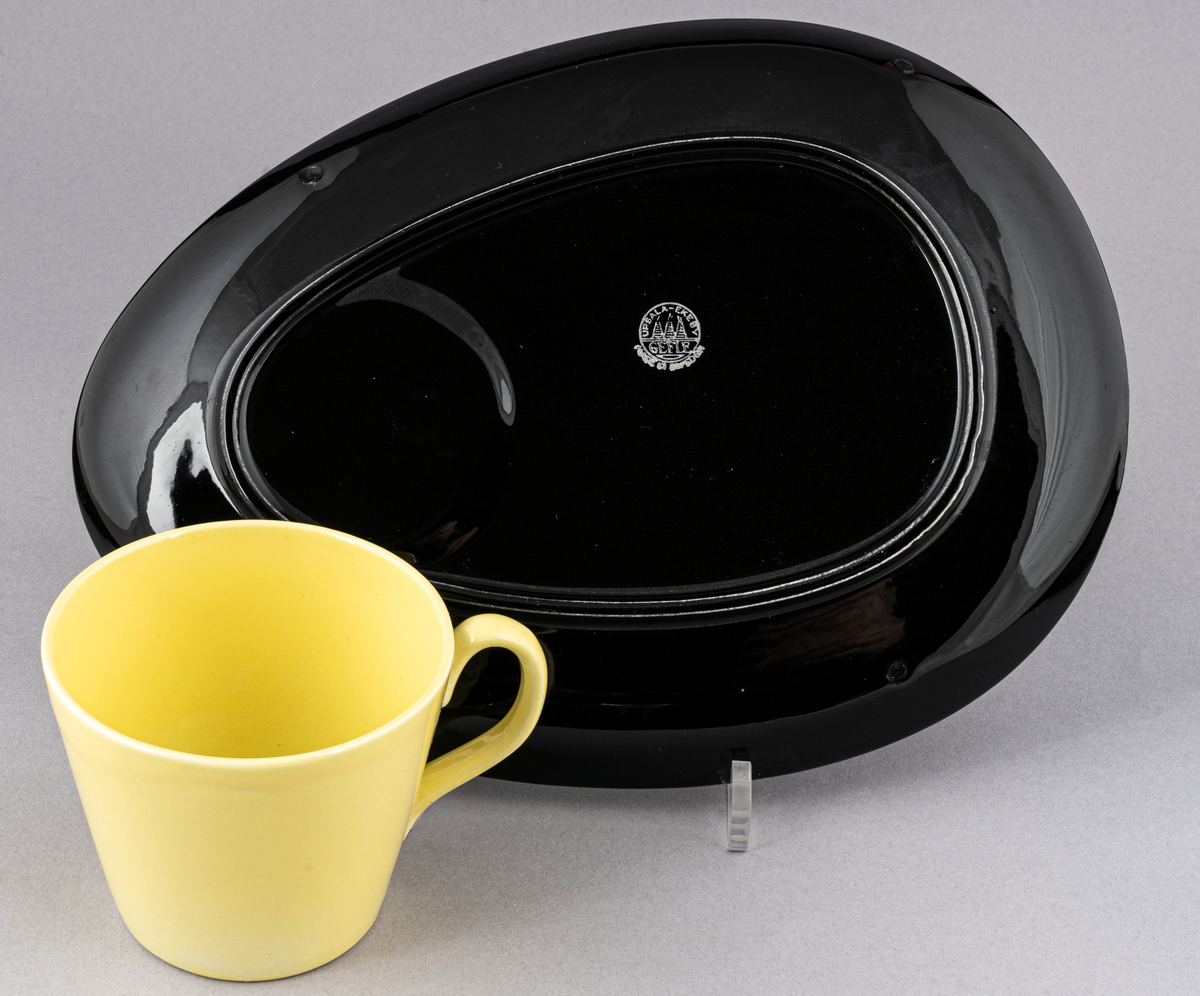 TV-kopp, svart fat och gul kopp, modell konstnär Arthur Percy, tillverkad under 1950-60-talet.