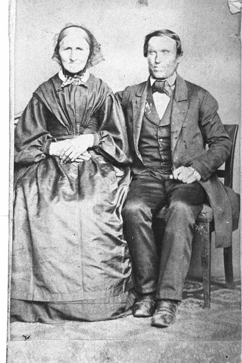 Portrett av dame med kjole og mann med jakke,bukse og vest.