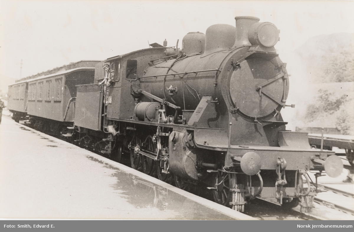 Damplokomotiv type 24c nr. 406 med persontog fra Stavanger på Ålgård stasjon