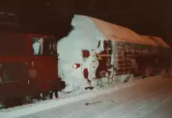 Elektrisk lokomotiv El 14 og diesellokomotiv Di 3 på Finse s