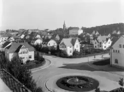 Roald Amundsens gate i Sarpsborg, Festiviteten og Sarpsborg 