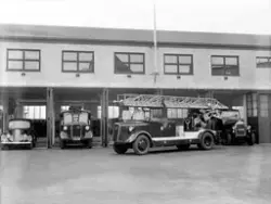 Sarpsborg brannstasjon med fire brannbiler eller utrykningsb