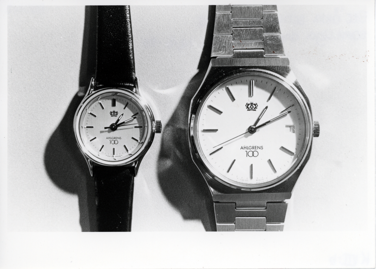 Ett äkta Sweizerur till samtliga anställda 12e juni 1985.
Två klockor, den ena ett damur med läderarmband och den andra ett herrur med metallarmband.